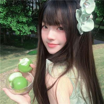 穿黄睡衣的女孩